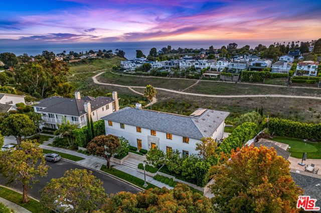 623 Alma Real Drive, Pacific Palisades CA: https://media.crmls.org/mediaz/a03fbf87-220c-4083-badc-458960fbfd84.jpg