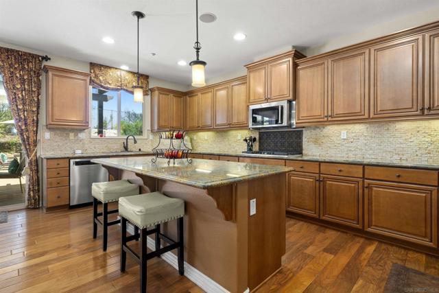 7787 Britt Pl, Santee CA: https://media.crmls.org/mediaz/a042efb6-9809-4dd9-b963-8da6f218fdfc.jpg
