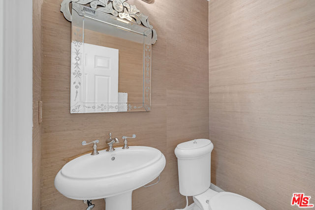 143 N Arnaz Drive, Beverly Hills CA: https://media.crmls.org/mediaz/a0442643-2a2d-4e69-a871-78fd6434fb71.jpg