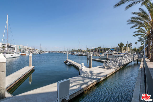 310 Tahiti Way, Marina del Rey CA: https://media.crmls.org/mediaz/a0443edd-dc30-4900-8595-eed91f6f8e06.jpg
