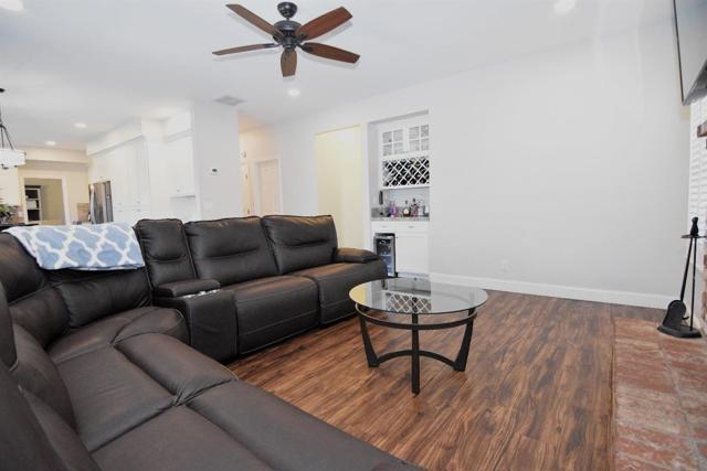 3611 Apple Blossom Lane, Turlock CA: https://media.crmls.org/mediaz/a0448967-4584-467d-9435-7bd258de7c0e.jpg