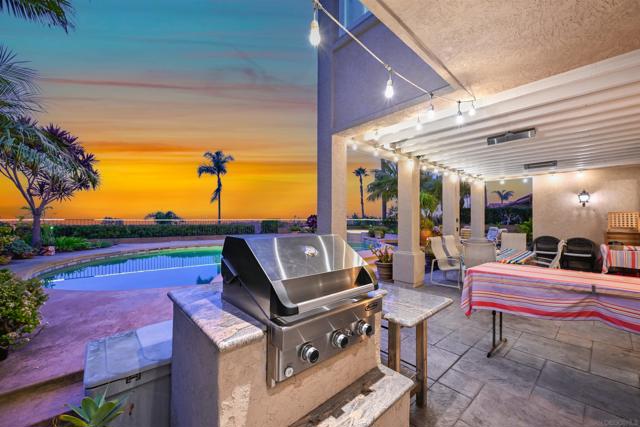 7215 Daffodil Pl, Carlsbad CA: https://media.crmls.org/mediaz/a045273f-97d9-44b3-89df-59edd9164910.jpg