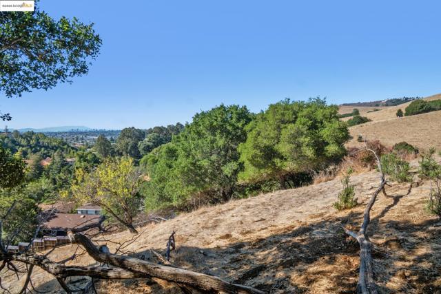 9090 Castlewood St, Oakland CA: https://media.crmls.org/mediaz/a046b6bd-2a0e-4bc0-92d0-dd2027fd94d2.jpg