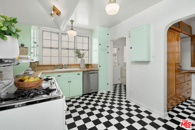 2004 Vine Street, Los Angeles CA: https://media.crmls.org/mediaz/a046cc68-8cb9-49cd-82b4-343305e27c05.jpg