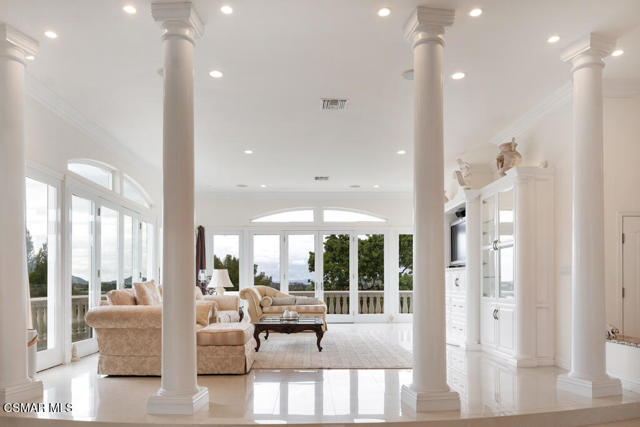 932 Rosario Drive, Thousand Oaks CA: https://media.crmls.org/mediaz/a048b883-ae05-4ce1-8a02-7bbd4cbd45da.jpg