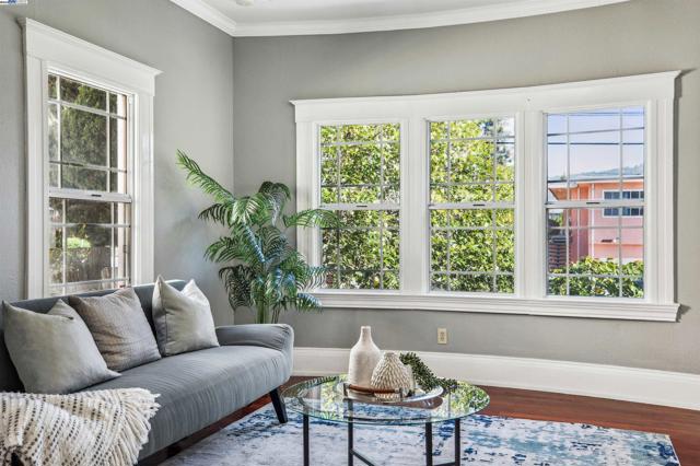 3241 Davis Street, Oakland CA: https://media.crmls.org/mediaz/a049324e-02f8-4a1a-88a0-988a1700a4ac.jpg