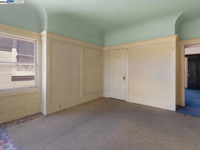 1013 Chestnut St, Oakland CA: https://media.crmls.org/mediaz/a04bb321-2aca-4e62-aa23-813f868c9cdf.jpg