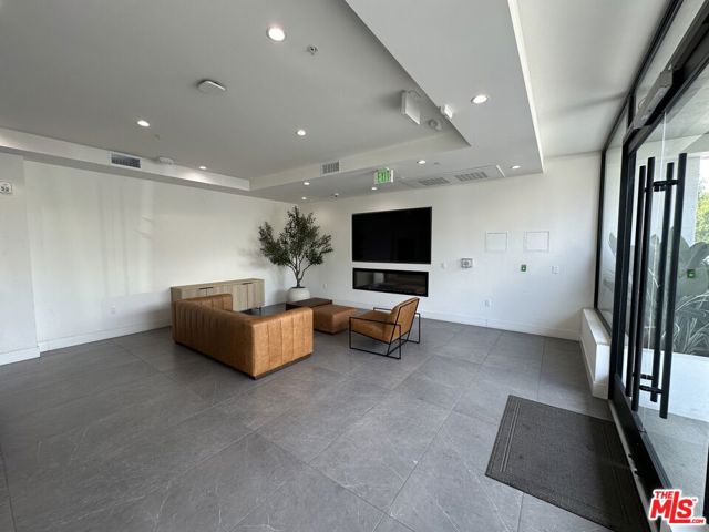 11800 Courtleigh Drive, Los Angeles CA: https://media.crmls.org/mediaz/a04bc26a-3615-4a77-ac9c-1588d7c3e877.jpg
