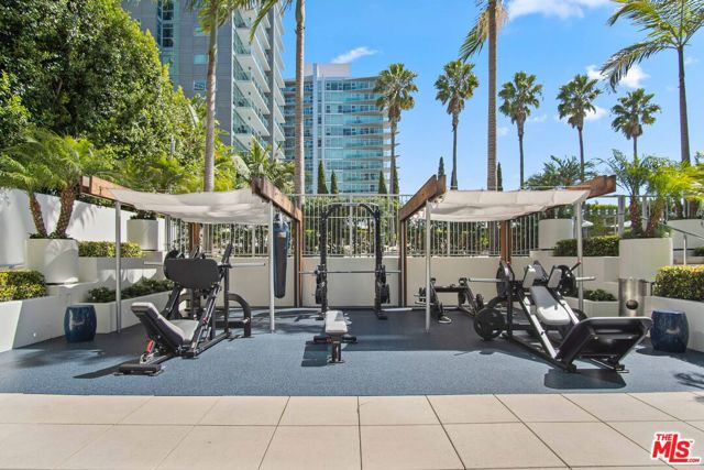 13700 Marina Pointe Drive, Marina del Rey CA: https://media.crmls.org/mediaz/a04bf17b-dbf2-41db-9f11-24136948fdfb.jpg