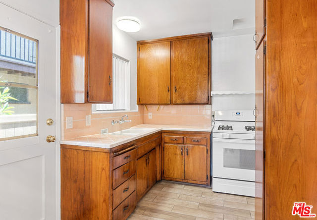 1124 San Rafael Avenue, Glendale CA: https://media.crmls.org/mediaz/a04db77b-310c-446c-8c83-3afdde987234.jpg