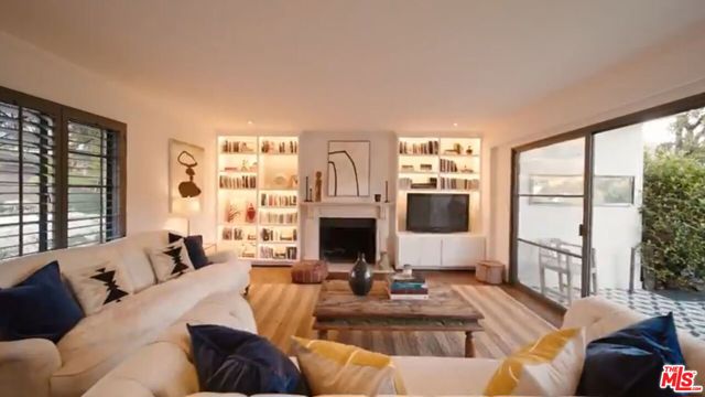 2500 Carman Crest Drive, Los Angeles CA: https://media.crmls.org/mediaz/a04ed9bf-ac7b-4349-8f36-8561b2509fd9.jpg