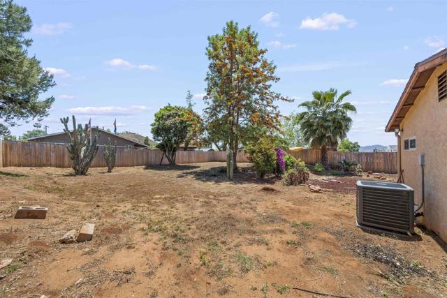 1333 Clove St, El Cajon CA: https://media.crmls.org/mediaz/a04f409b-a627-4525-9e45-0d7e8bda7d03.jpg