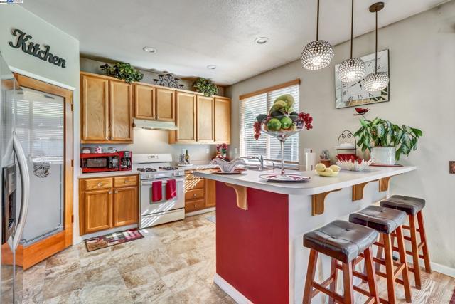 337 Upton Pyne Dr, Brentwood CA: https://media.crmls.org/mediaz/a04f8c77-2c9c-481f-a6a0-ab5a680c7150.jpg