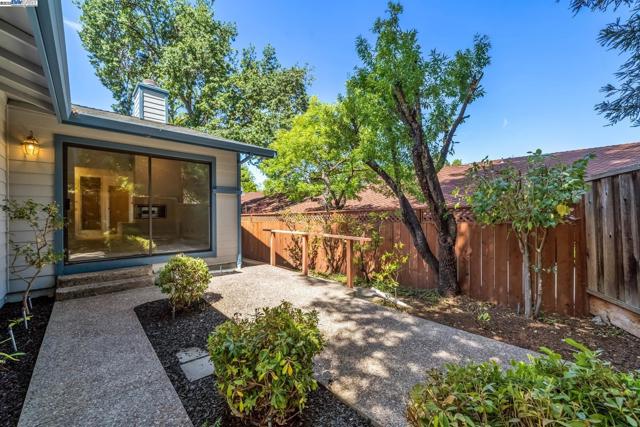 208 Heritage Ln, Pleasanton CA: https://media.crmls.org/mediaz/a051a100-3fd4-412d-b36b-6d1aff24a111.jpg