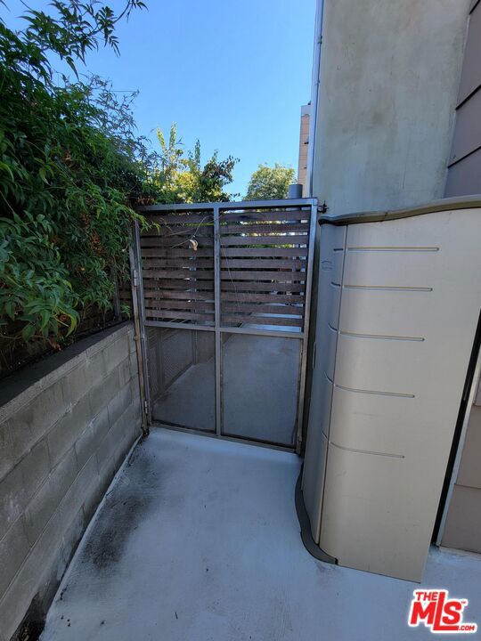 5806 Waring Avenue, Los Angeles CA: https://media.crmls.org/mediaz/a05217da-d620-4fc9-9360-2e6d8369ad18.jpg