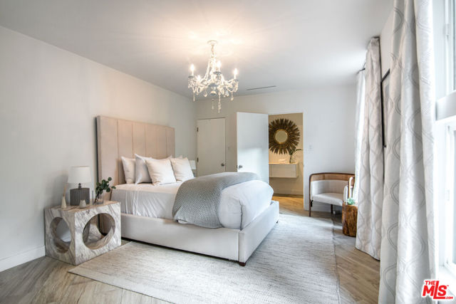 1922 N Beverly Place, Beverly Hills CA: https://media.crmls.org/mediaz/a05246a6-d216-4a3c-ae51-89af02297497.jpg