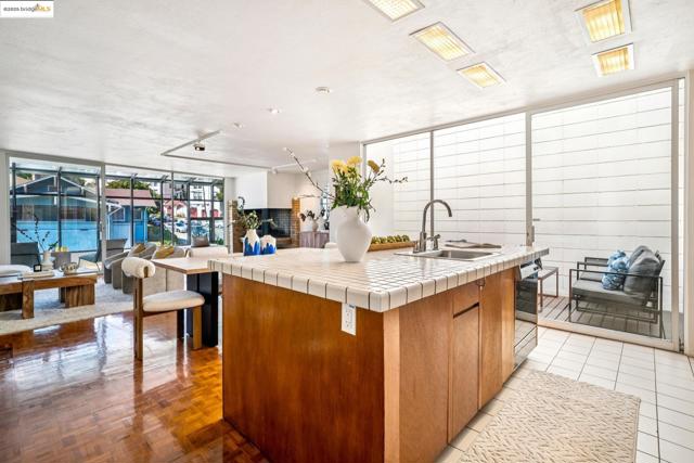 2760 Park Blvd, Oakland CA: https://media.crmls.org/mediaz/a0525bfd-5aec-4576-8b5b-fe121b806846.jpg