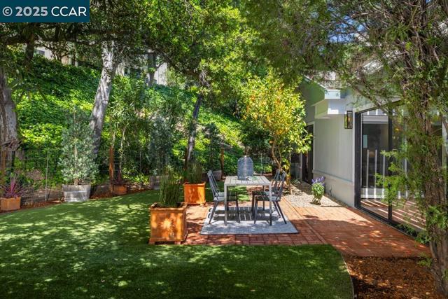 2432 Pine Knoll Dr, Walnut Creek CA: https://media.crmls.org/mediaz/a052e834-0a07-4f75-90d7-6a80ba62c4bd.jpg