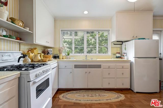11901 Sunset Blvd Boulevard, Brentwood CA: https://media.crmls.org/mediaz/a05369d7-e51c-41e4-b155-547adf935674.jpg