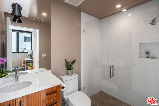 1102 Amoroso Place, Venice CA: https://media.crmls.org/mediaz/a0544282-2257-4792-98d0-5f22f9818d2f.jpg