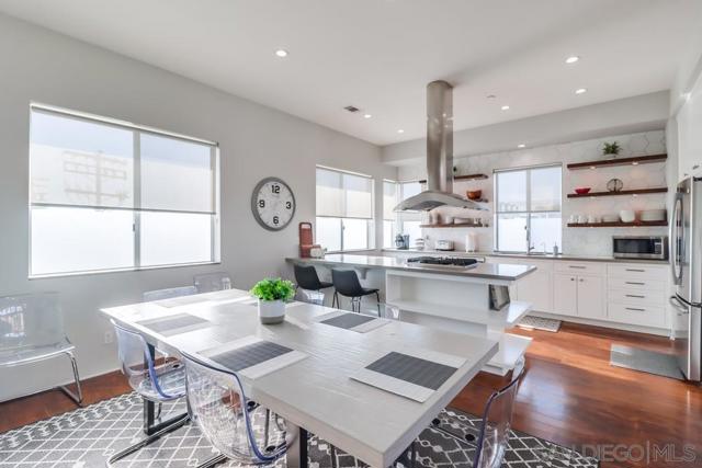 1016 1st St, Coronado CA: https://media.crmls.org/mediaz/a0546de4-e5bf-4dea-a570-3b1682dddbdd.jpg