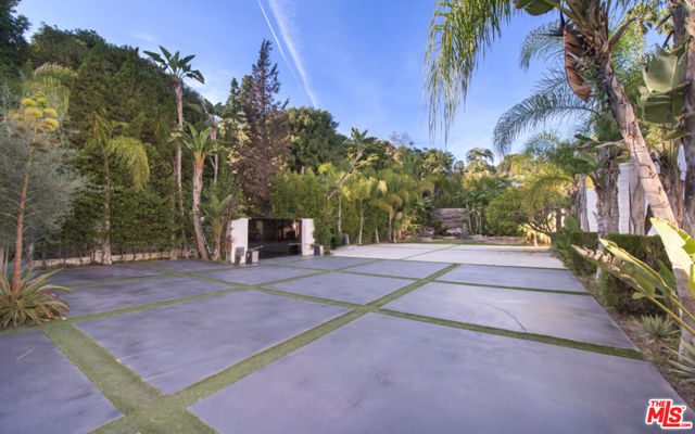 900 N HILLCREST Road, Beverly Hills CA: https://media.crmls.org/mediaz/a0554b6e-2032-457a-9177-6208d07910ad.jpg