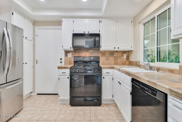 388 Country Club Drive, Simi Valley CA: https://media.crmls.org/mediaz/a0556c82-4b0b-431d-bd5e-42440a64025e.jpg