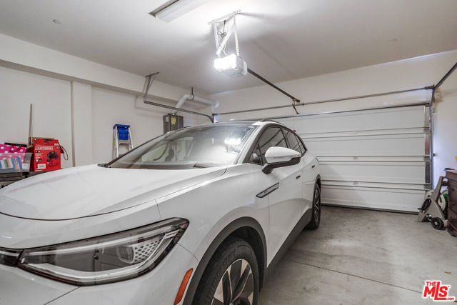 20619 Oakglen Lane, Winnetka CA: https://media.crmls.org/mediaz/a055993f-b0b1-4305-8a82-fb1cde0105e1.jpg
