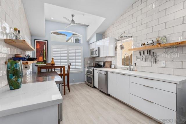 700 Lido Park Dr, Newport Beach CA: https://media.crmls.org/mediaz/a05637b4-2028-489d-b66b-1591ed063bd8.jpg