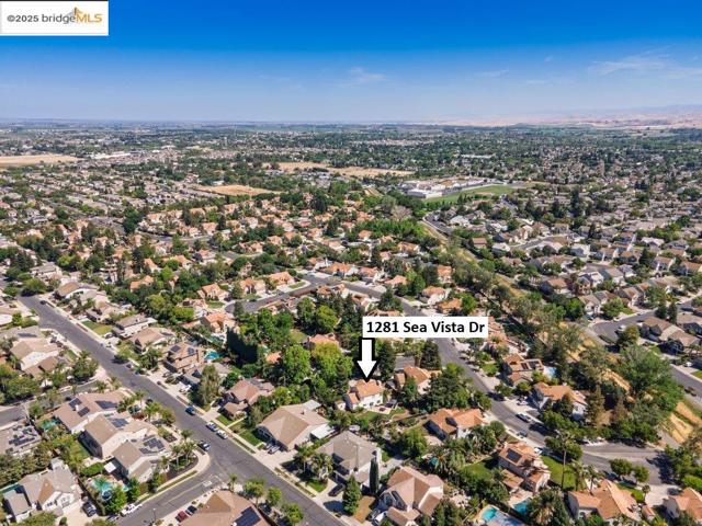 1281 Sea Vista Dr, Brentwood CA: https://media.crmls.org/mediaz/a057324a-ecc3-4b36-879d-37617fba383b.jpg