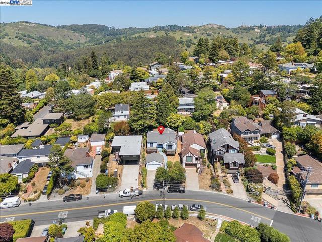 543 Grizzly Peak Blvd, Berkeley CA: https://media.crmls.org/mediaz/a0582153-c258-40b4-856b-4076189d6d3b.jpg