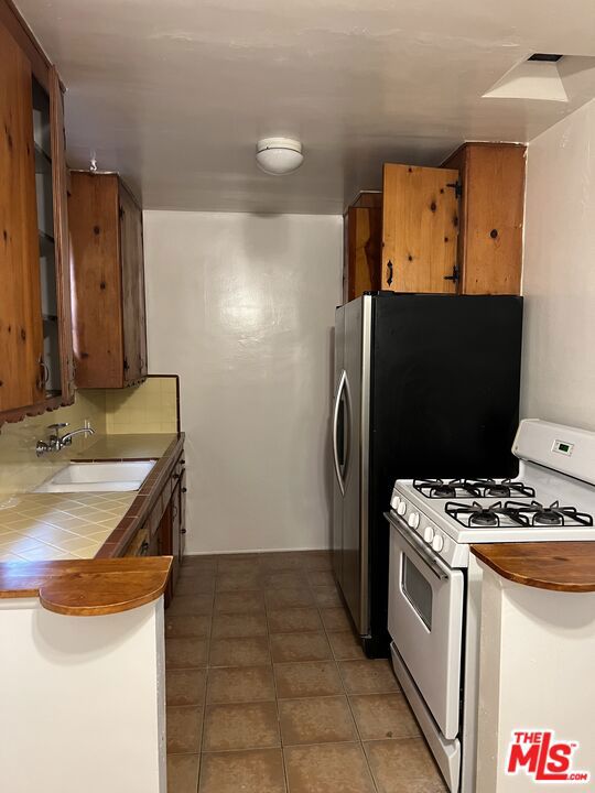 14535 Weddington Street photo 3