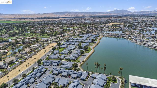 1550 Trawler St, Discovery Bay CA: https://media.crmls.org/mediaz/a0590118-9217-4886-83b9-a87f0704b623.jpg