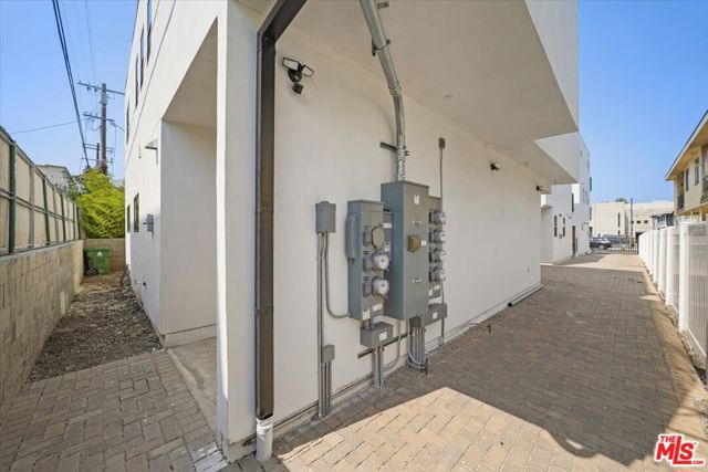 910 N Hudson Avenue, Los Angeles CA: https://media.crmls.org/mediaz/a05a347f-6133-4f20-ae6c-362c8fdae388.jpg