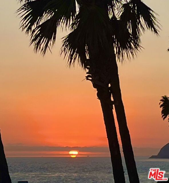 11942 Whitewater Lane, Malibu CA: https://media.crmls.org/mediaz/a05aa134-405d-431a-b7c4-c82faea5ed30.jpg