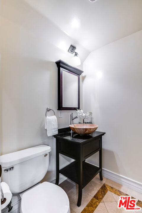 4125 W Hood Avenue, Burbank CA: https://media.crmls.org/mediaz/a05b371e-addf-45de-b9e5-c57bd630f974.jpg