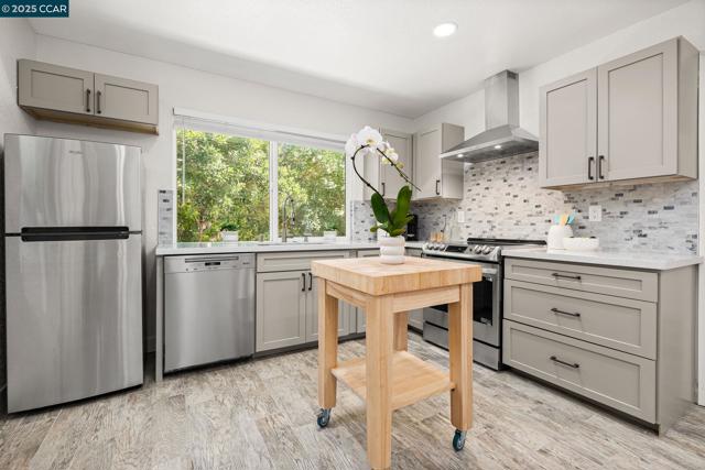 40 Loma Vista, Walnut Creek CA: https://media.crmls.org/mediaz/a05c783d-788e-48ef-88b0-ce78317c216b.jpg