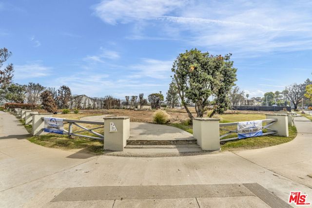 14827 Pampas Ricas Boulevard, Pacific Palisades CA: https://media.crmls.org/mediaz/a05c824b-9e81-41bd-9ef6-9d3c1bf832f4.jpg