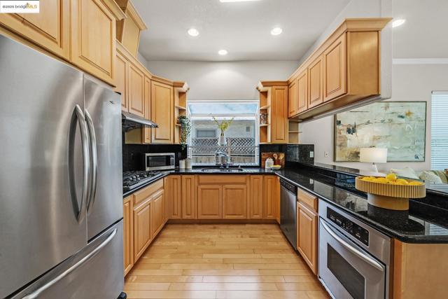 35 Amherst Ct, Menlo Park CA: https://media.crmls.org/mediaz/a05cd727-0ce9-44d6-a9cc-dced9f64b5d8.jpg