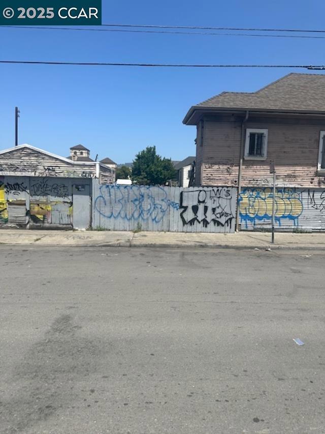 1201 41st Ave, Oakland CA: https://media.crmls.org/mediaz/a05cf19b-440d-4c71-a4ee-42aaf3699c9c.jpg