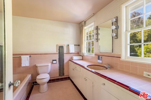 3734 Longridge Avenue, Sherman Oaks CA: https://media.crmls.org/mediaz/a05ddc23-44a5-408c-9103-65ddf00e0622.jpg