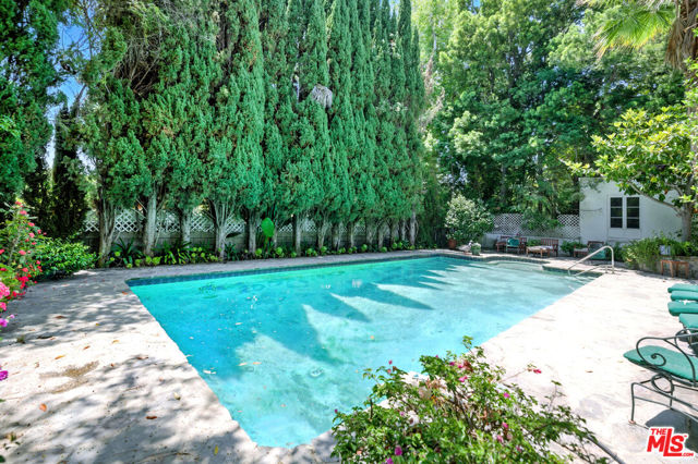 602 N Crescent Drive, Beverly Hills CA: https://media.crmls.org/mediaz/a05df3a5-cb3c-4208-80d6-633fd93c2b5c.jpg