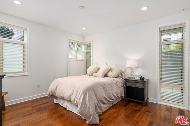 447 N Doheny Drive, Beverly Hills CA: https://media.crmls.org/mediaz/a05e5fed-eaca-40c0-be5b-fba7ef1b52fe.jpg