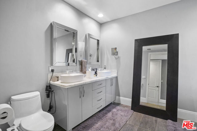 16123 W Sunset Boulevard, Pacific Palisades CA: https://media.crmls.org/mediaz/a05ed66b-82bb-4735-9bb0-925c32052e07.jpg