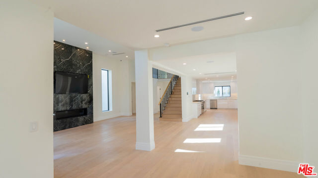10520 Ashton Avenue, Los Angeles CA: https://media.crmls.org/mediaz/a05f8fe4-d0cd-4c91-80d5-89cc73a4b4ee.jpg