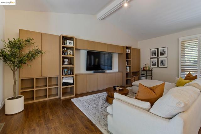 2041 Hidden Valley Dr, Santa Rosa CA: https://media.crmls.org/mediaz/a05fb6fe-6a2a-4e41-8853-368b17c1a02e.jpg