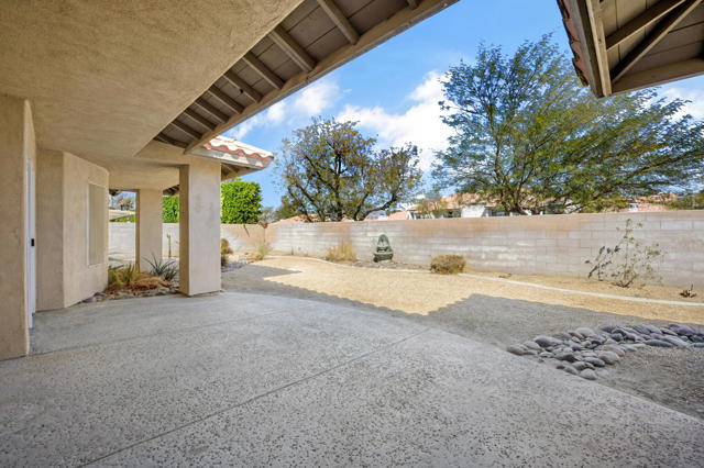 40180 Eastwood Lane, Palm Desert CA: https://media.crmls.org/mediaz/a0612e06-61e9-4397-b538-1596e05fc175.jpg