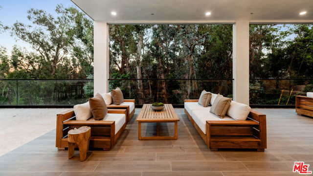 Drew Fenton | 505 Barrington Avenue Los Angeles CA | MLS: 7255319