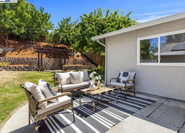 2485 Talavera Dr, San Ramon CA: https://media.crmls.org/mediaz/a0627c3e-249d-4c99-b50b-996f32aa9389.jpg