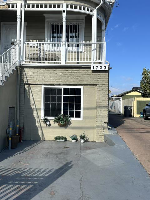 1725 96Th Ave, Oakland CA: https://media.crmls.org/mediaz/a063e423-e1d5-46e8-8fc7-81641234908a.jpg